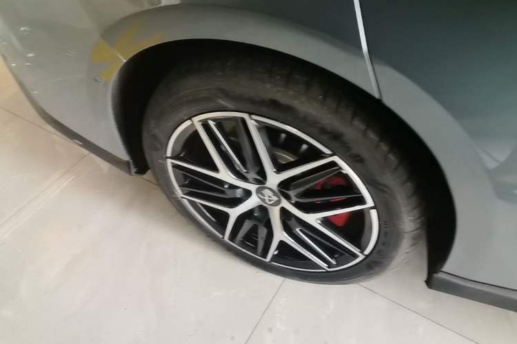 Used BYD Han L 2025 DM-p Four-Wheel-Drive LiDAR Flagship Model Right Rear Wheel Hub