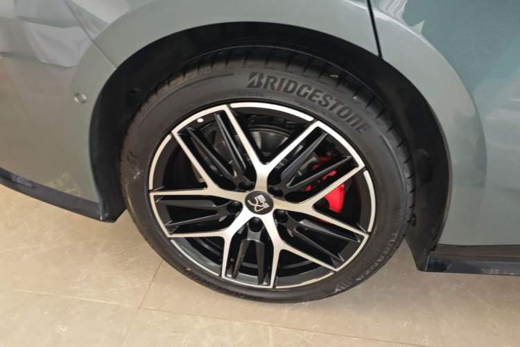 Used BYD Han L 2025 DM-p Four-Wheel-Drive LiDAR Flagship Model Right Rear Wheel Hub