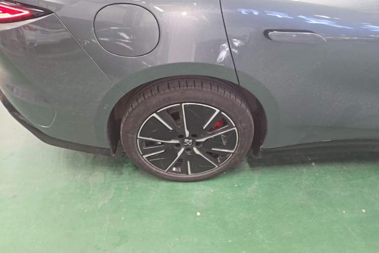 Used BYD Han L 2025 EV 701KM LiDAR Deluxe Edition Right Rear Wheel Hub