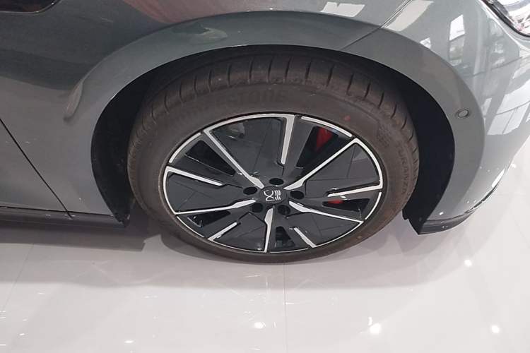 Used BYD Han L 2025 DM-i 200km LiDAR Flagship Model Right Rear Wheel Hub