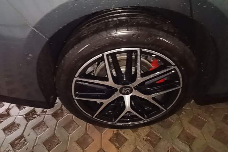 Used BYD Han L 2025 DM-p Four-Wheel-Drive LiDAR Flagship Model Right Rear Wheel Hub