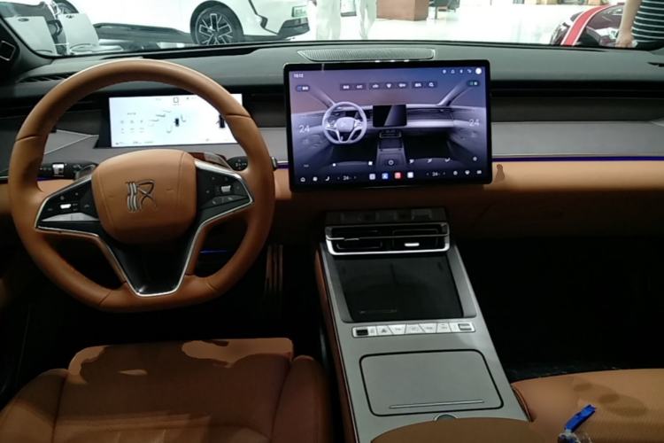 Used BYD Han L 2025 EV Four-Wheel Drive LiDAR Flagship Model Center Console