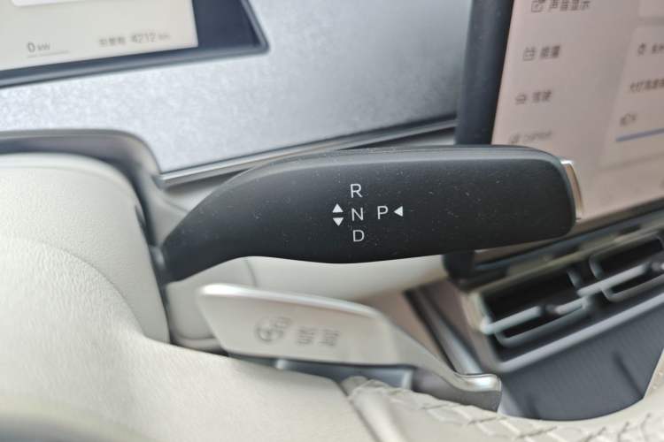 Used BYD Han L 2025 DM-i 200KM LiDAR Luxury Model Gear Lever
