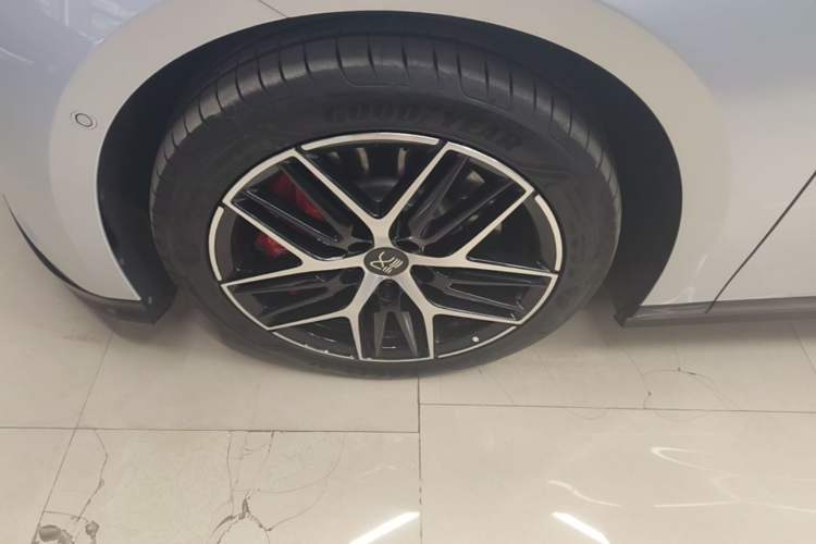 Used BYD Han L 2025 EV Four-Wheel Drive LiDAR Flagship Model Left Front Wheel Hub