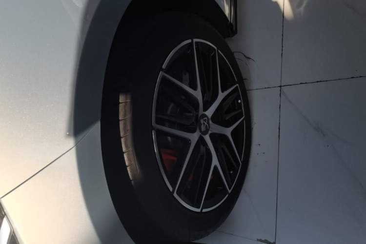 Used BYD Han L 2025 EV Four-Wheel Drive LiDAR Flagship Model Left Front Wheel Hub