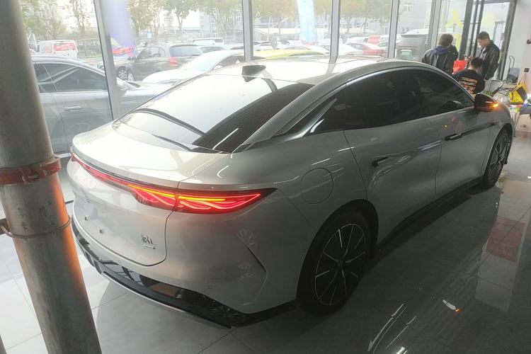 Used BYD Han L 2025 DM-i 200KM LiDAR Luxury Model Rear Right 45 Deg