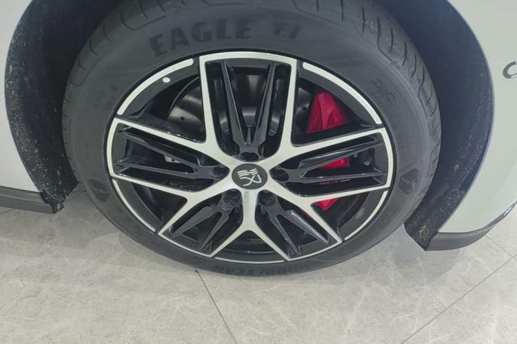 Used BYD Han L 2025 EV Four-Wheel Drive LiDAR Flagship Model Right Front Wheel Hub