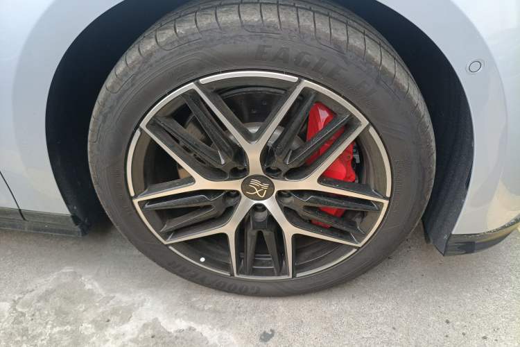 Used BYD Han L 2025 DM-p Four-Wheel-Drive LiDAR Flagship Model Right Front Wheel Hub