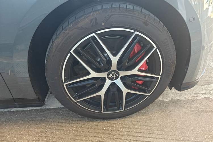 Used BYD Han L 2025 DM-p Four-Wheel-Drive LiDAR Flagship Model Right Front Wheel Hub