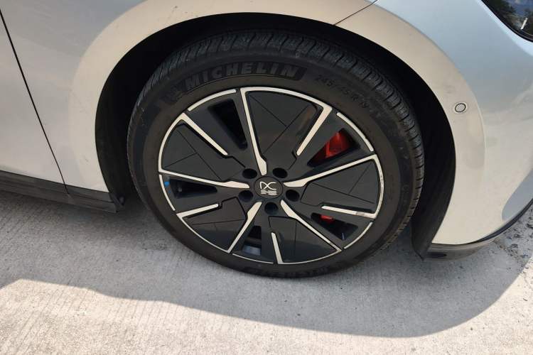 Used BYD Han L 2025 EV 701KM LiDAR Deluxe Edition Right Front Wheel Hub