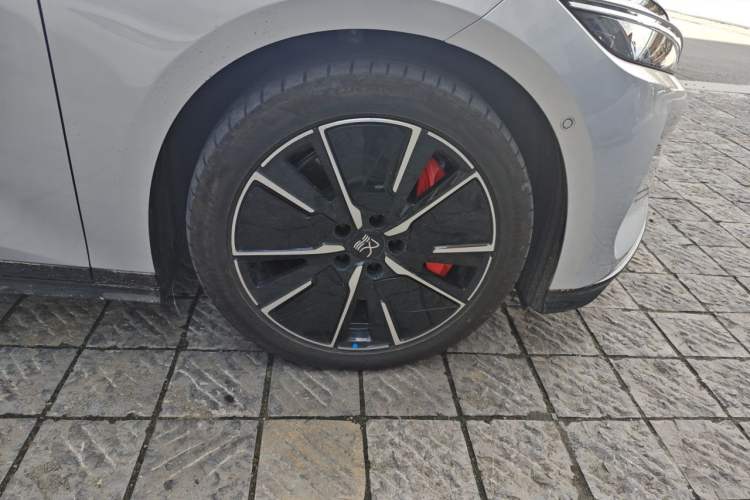 Used BYD Han L 2025 DM-i 200KM LiDAR Luxury Model Right Front Wheel Hub