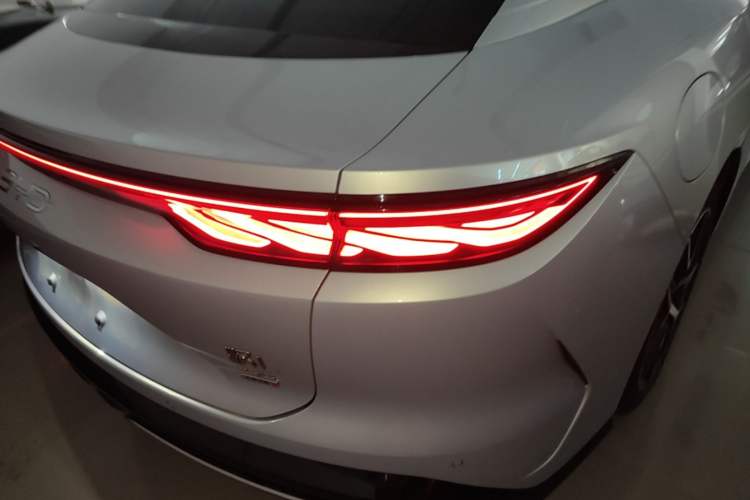 Used BYD Han L 2025 EV Four-Wheel Drive LiDAR Flagship Model Right Rear Taillight