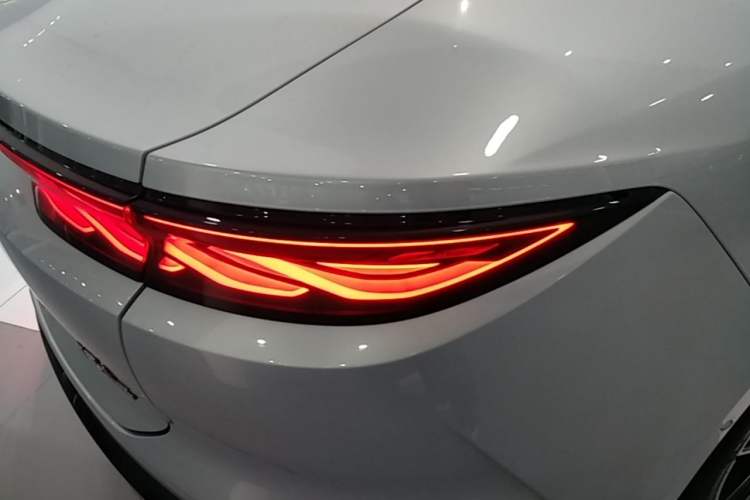 Used BYD Han L 2025 EV Four-Wheel Drive LiDAR Flagship Model Right Rear Taillight
