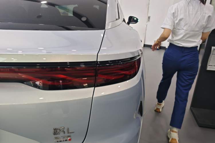 Used BYD Han L 2025 EV Four-Wheel Drive LiDAR Flagship Model Right Rear Taillight