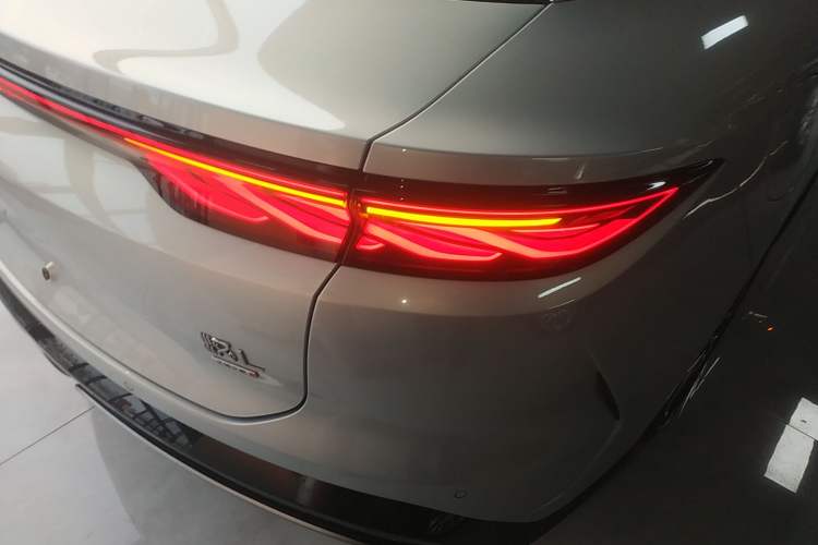Used BYD Han L 2025 DM-i 200KM LiDAR Luxury Model Right Rear Taillight