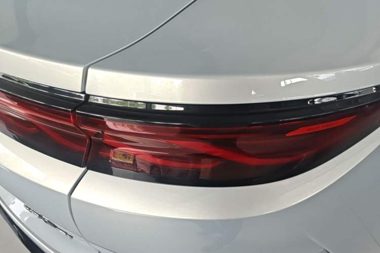 Used BYD Han L 2025 EV Four-Wheel Drive LiDAR Flagship Model Right Rear Taillight
