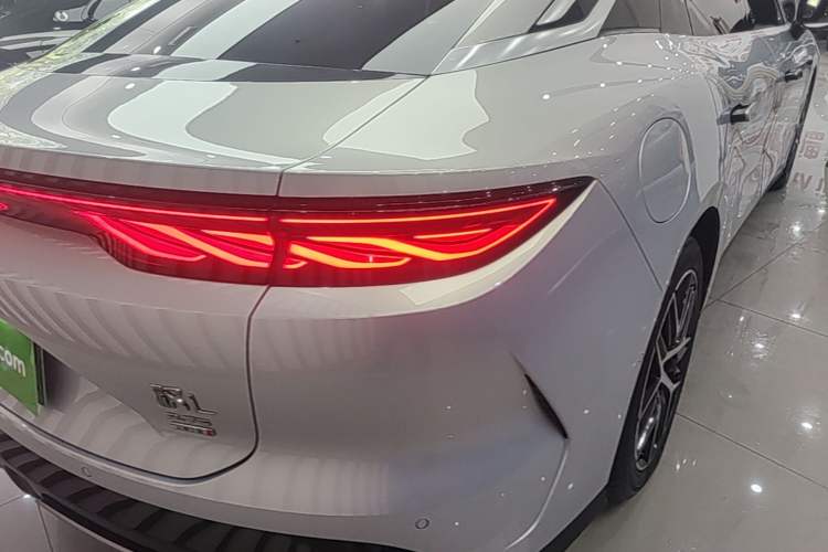 Used BYD Han L 2025 EV Four-Wheel Drive LiDAR Flagship Model Right Rear Taillight