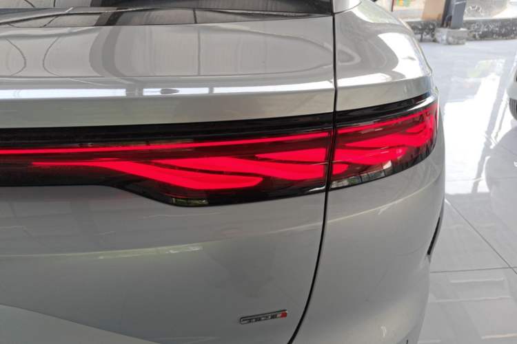 Used BYD Han L 2025 EV Four-Wheel Drive LiDAR Flagship Model Right Rear Taillight