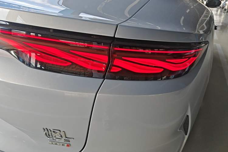Used BYD Han L 2025 EV Four-Wheel Drive LiDAR Flagship Model Right Rear Taillight