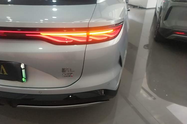 Used BYD Han L 2025 EV Four-Wheel Drive LiDAR Flagship Model Right Rear Taillight