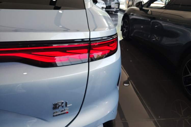 Used BYD Han L 2025 EV Four-Wheel Drive LiDAR Flagship Model Right Rear Taillight