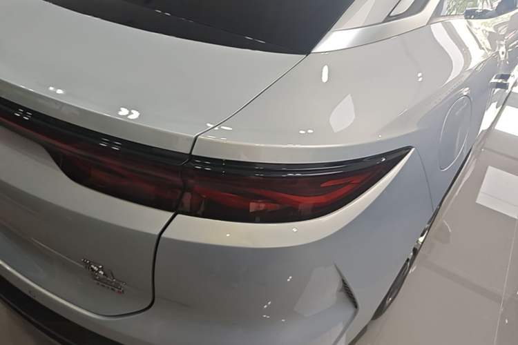 Used BYD Han L 2025 EV Four-Wheel Drive LiDAR Flagship Model Right Rear Taillight