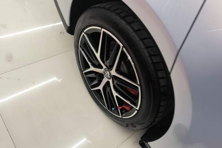 Used BYD Han L 2025 EV Four-Wheel Drive LiDAR Flagship Model Right Rear Wheel Hub