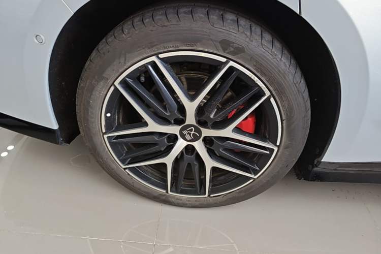 Used BYD Han L 2025 EV Four-Wheel Drive LiDAR Flagship Model Right Rear Wheel Hub