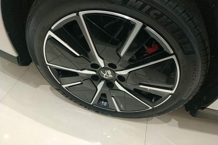 Used BYD Han L 2025 EV 701 km LiDAR Flagship Edition Right Rear Wheel Hub