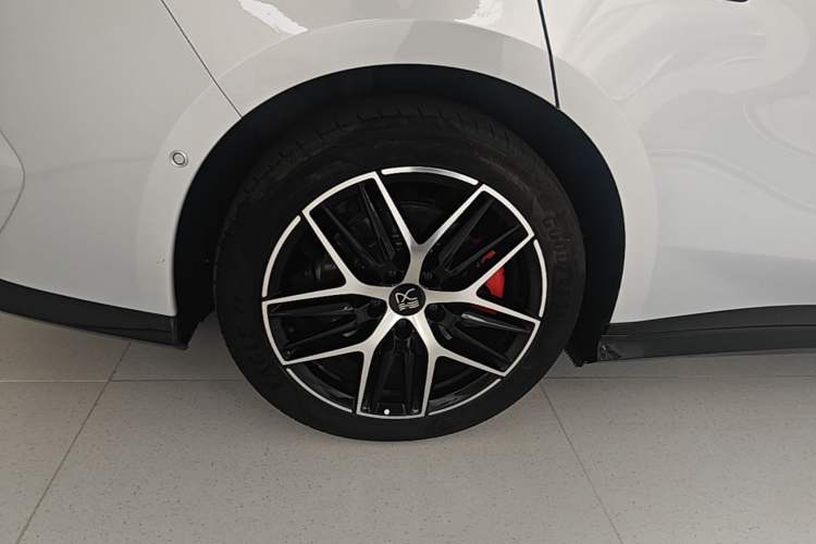 Used BYD Han L 2025 EV Four-Wheel Drive LiDAR Flagship Model Right Rear Wheel Hub