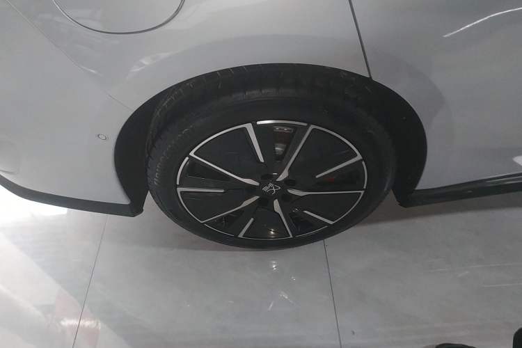 Used BYD Han L 2025 DM-i 200KM LiDAR Luxury Model Right Rear Wheel Hub