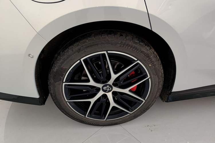 Used BYD Han L 2025 EV Four-Wheel Drive LiDAR Flagship Model Right Rear Wheel Hub