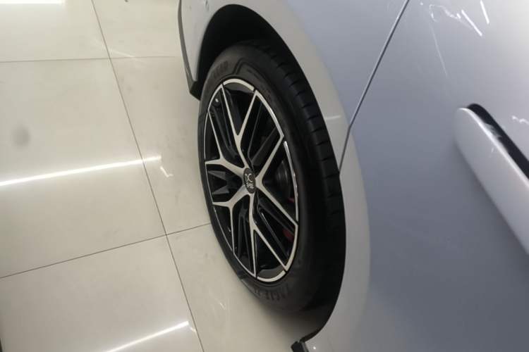 Used BYD Han L 2025 EV Four-Wheel Drive LiDAR Flagship Model Right Rear Wheel Hub