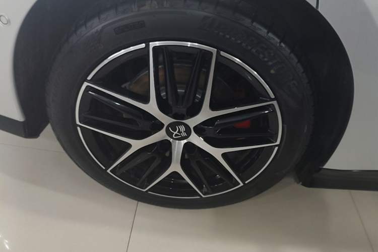 Used BYD Han L 2025 EV Four-Wheel Drive LiDAR Flagship Model Right Rear Wheel Hub
