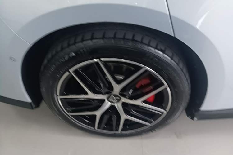 Used BYD Han L 2025 EV Four-Wheel Drive LiDAR Flagship Model Right Rear Wheel Hub