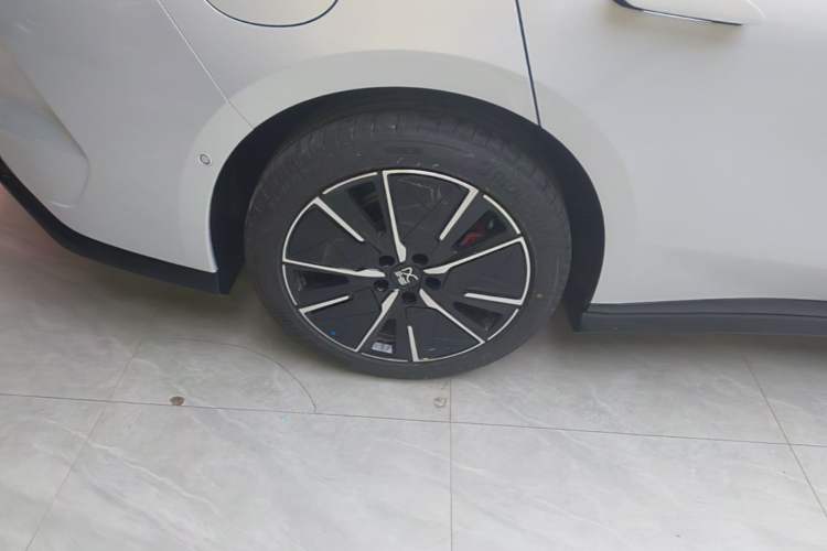 Used BYD Han L 2025 DM-i 200km LiDAR Flagship Model Right Rear Wheel Hub