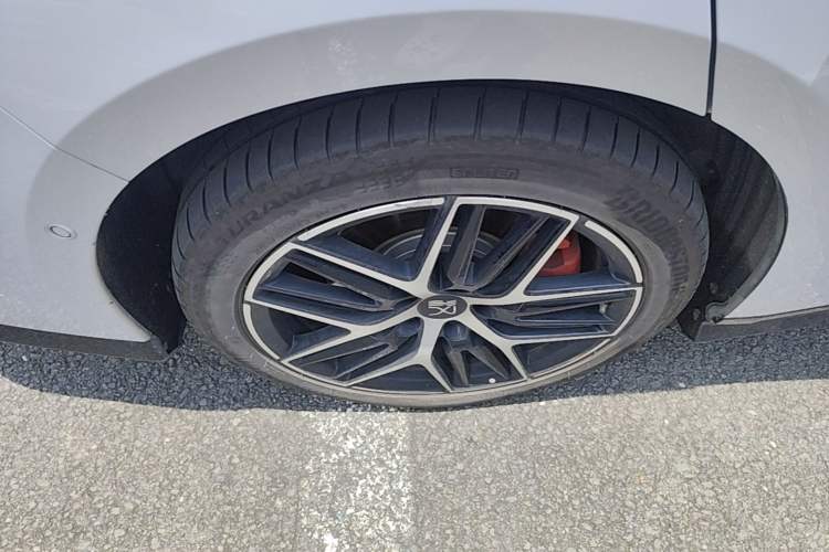 Used BYD Han L 2025 EV Four-Wheel Drive LiDAR Flagship Model Right Rear Wheel Hub