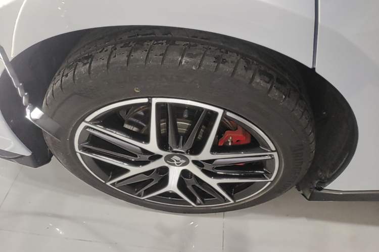Used BYD Han L 2025 EV Four-Wheel Drive LiDAR Flagship Model Right Rear Wheel Hub