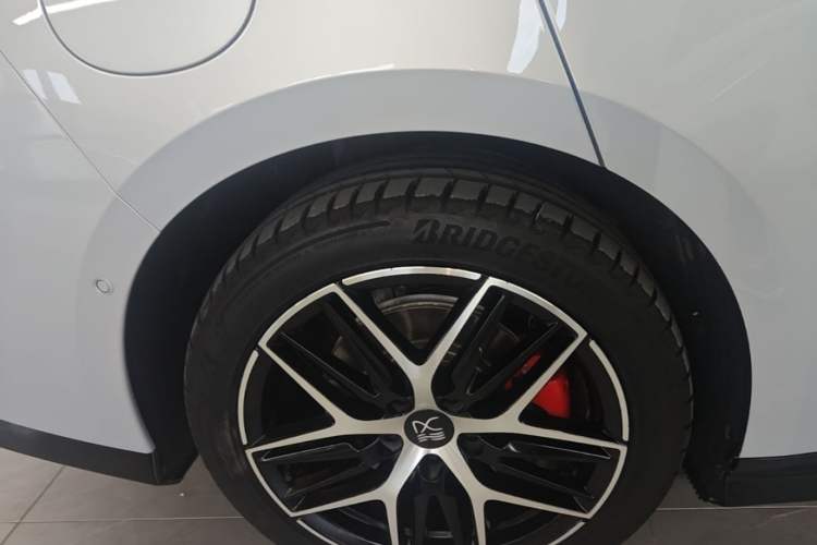 Used BYD Han L 2025 EV Four-Wheel Drive LiDAR Flagship Model Right Rear Wheel Hub