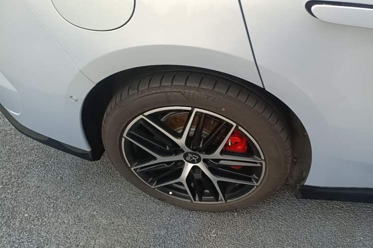 Used BYD Han L 2025 EV Four-Wheel Drive LiDAR Flagship Model Right Rear Wheel Hub