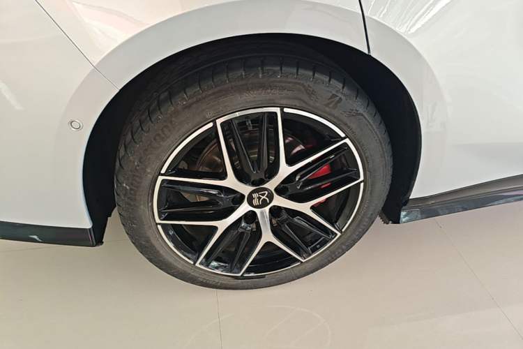 Used BYD Han L 2025 EV Four-Wheel Drive LiDAR Flagship Model Right Rear Wheel Hub