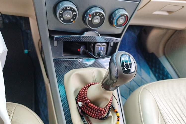 Used BYD L3 2011 New Fengchang Edition 1.5L Manual Luxury Model Gear Lever