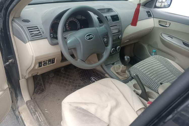 Used BYD L3 2012 1.5L Manual Comfort Edition Center Console