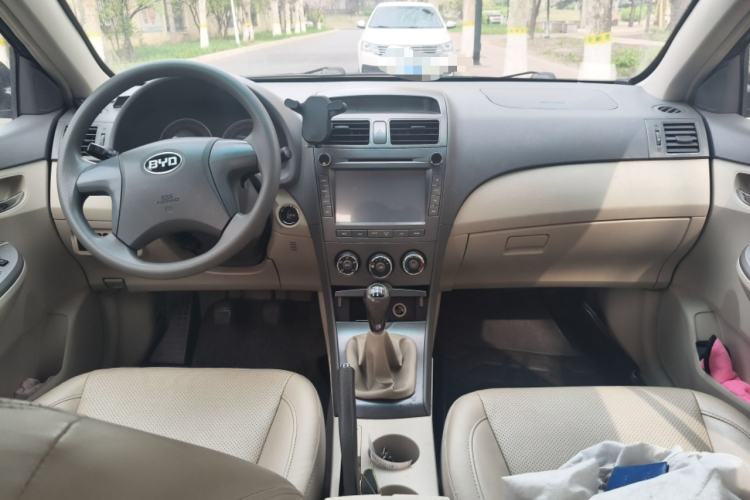 Used BYD L3 2012 1.5L Manual Comfort Edition Center Console