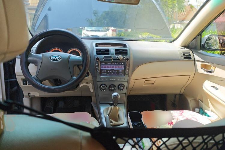 Used BYD L3 2012 1.5L Manual Comfort Edition Center Console