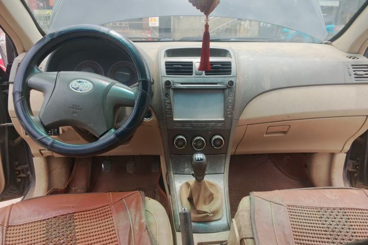 Used BYD L3 2012 1.5L Manual Comfort Edition Center Console