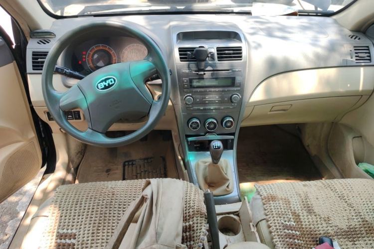 Used BYD L3 2012 1.5L Manual Comfort Edition Center Console