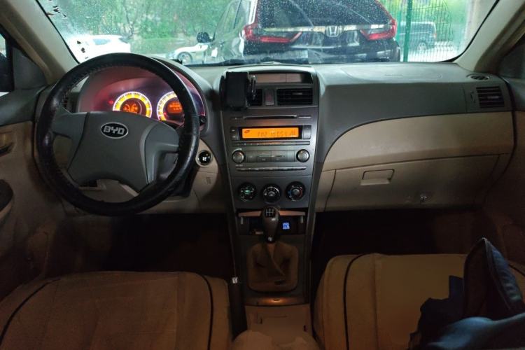 Used BYD L3 2012 1.5L Manual Comfort Edition Center Console