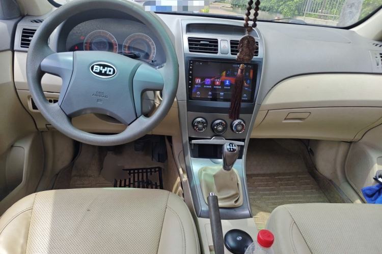 Used BYD L3 2012 1.5L Manual Comfort Edition Center Console