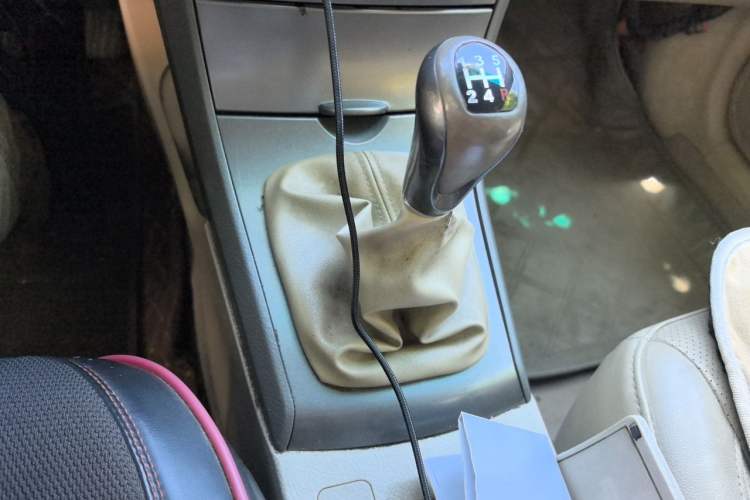 Used BYD L3 2012 1.5L Manual Comfort Edition Gear Lever